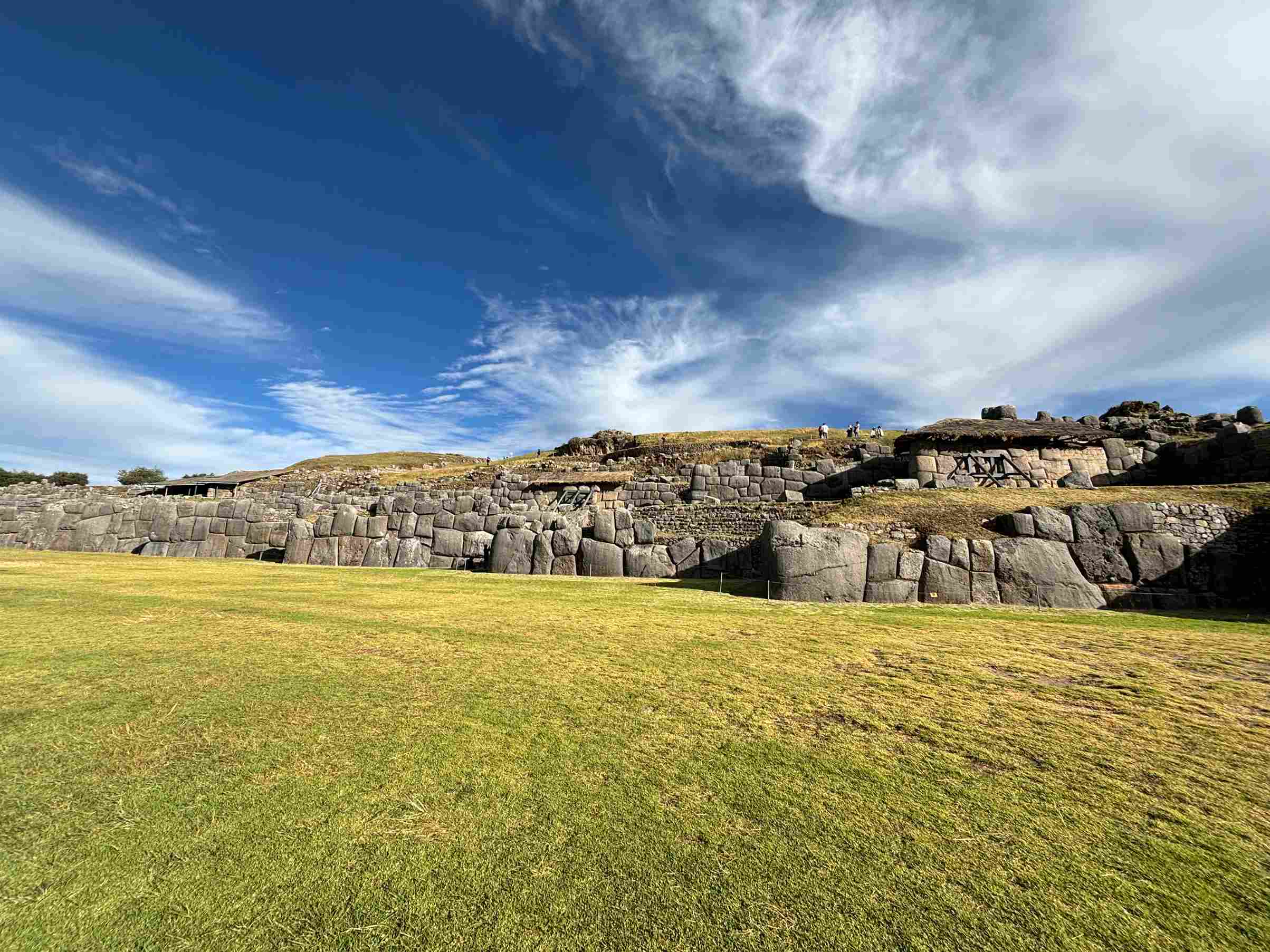 Muro de piedra zigzagueante en Saqsayhuamán